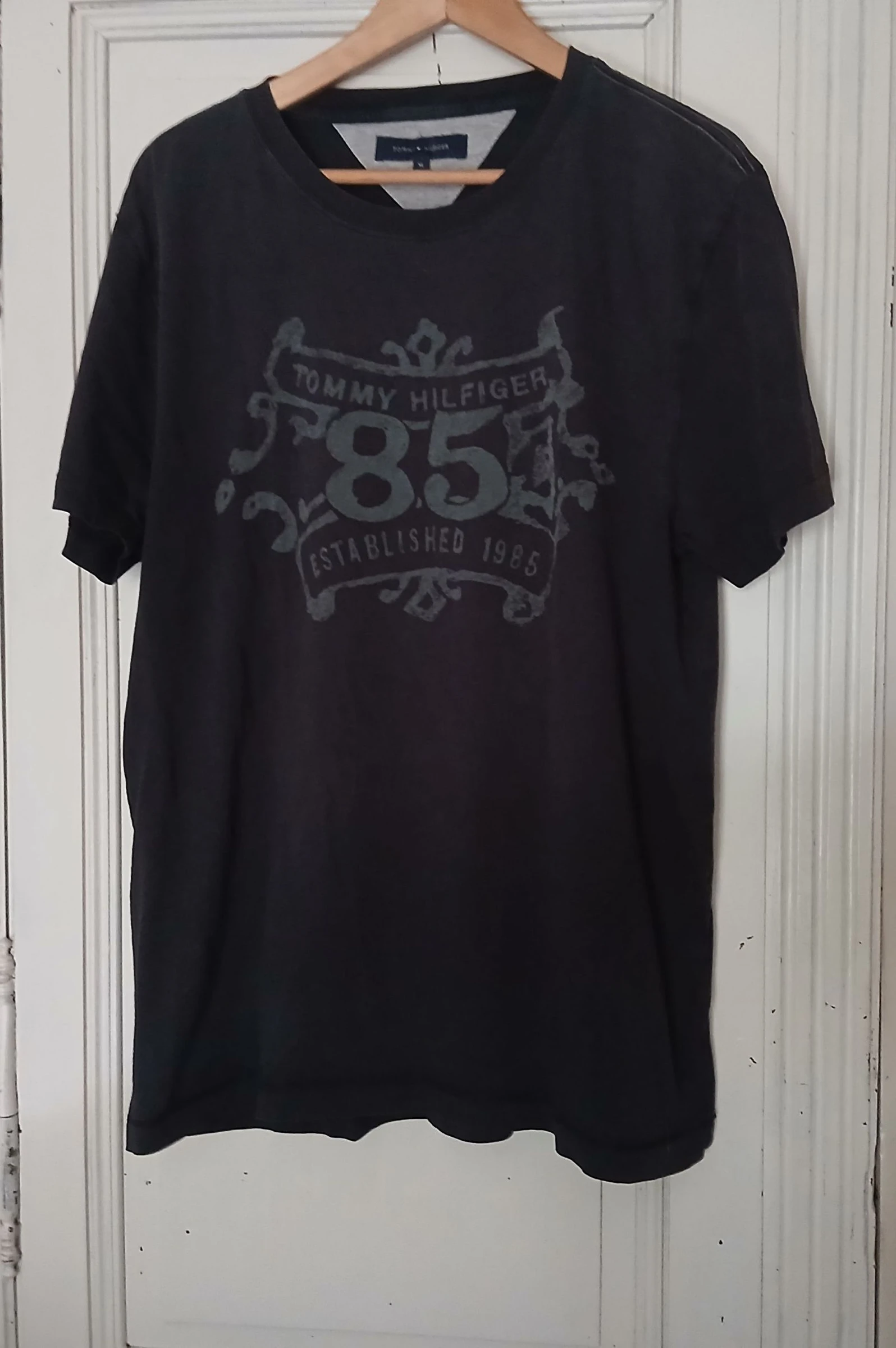 Camiseta Tommy Hilfiger Negra Enjuagada Gráfica '85' - Talla XL – photo 2